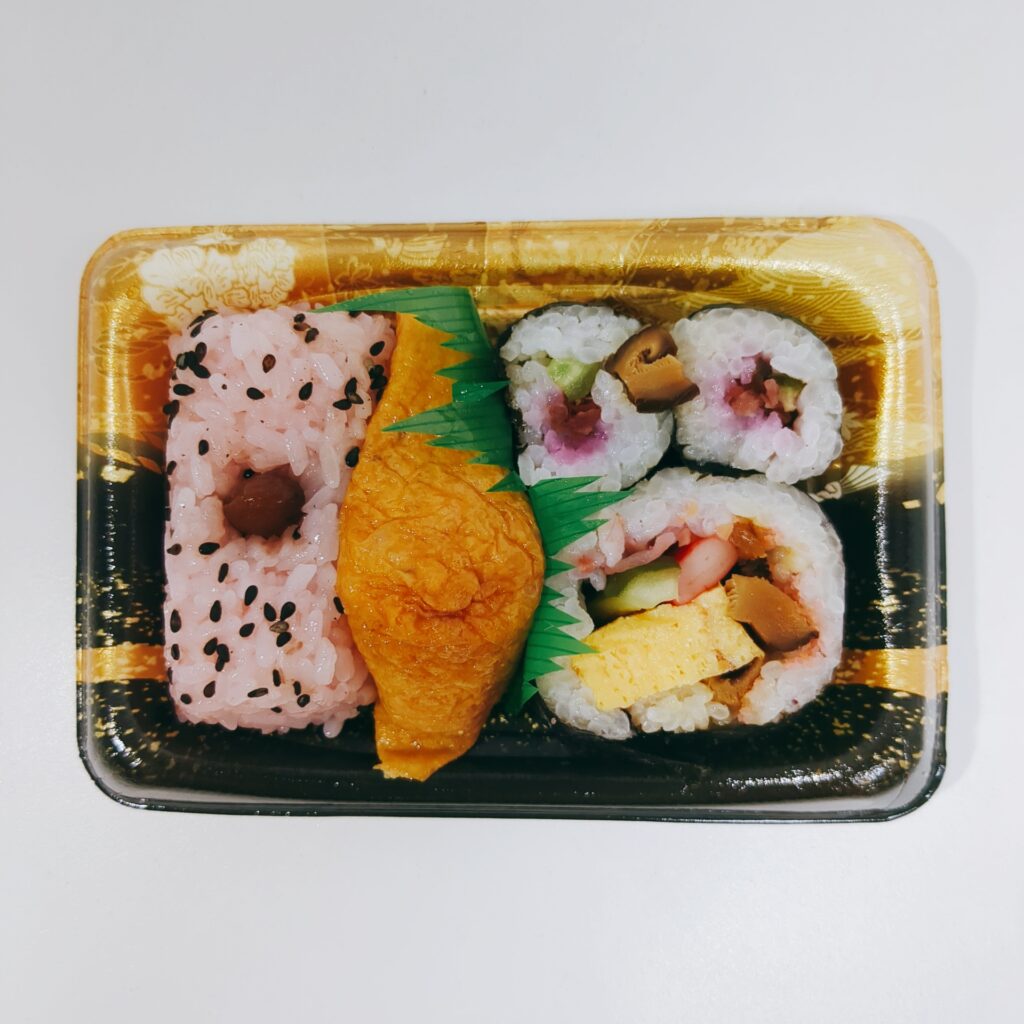 スーパー まいばすけっと 彩り太巻と赤飯入り寿司盛合せ