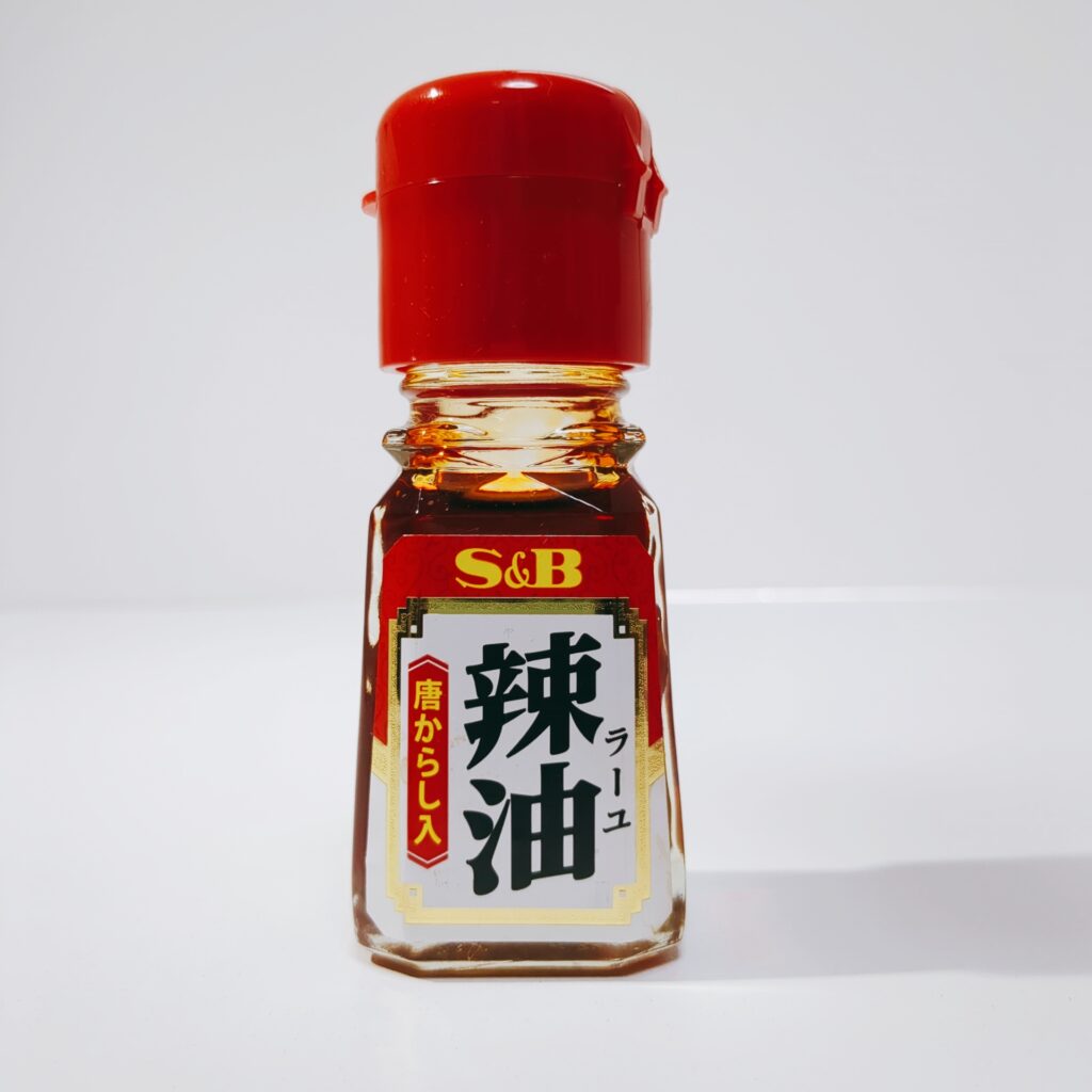 ダイソーで買ったエスビーの「ラー油」をレビュー。百均で定番の調味料が手軽に安く買える。一滴のカロリー