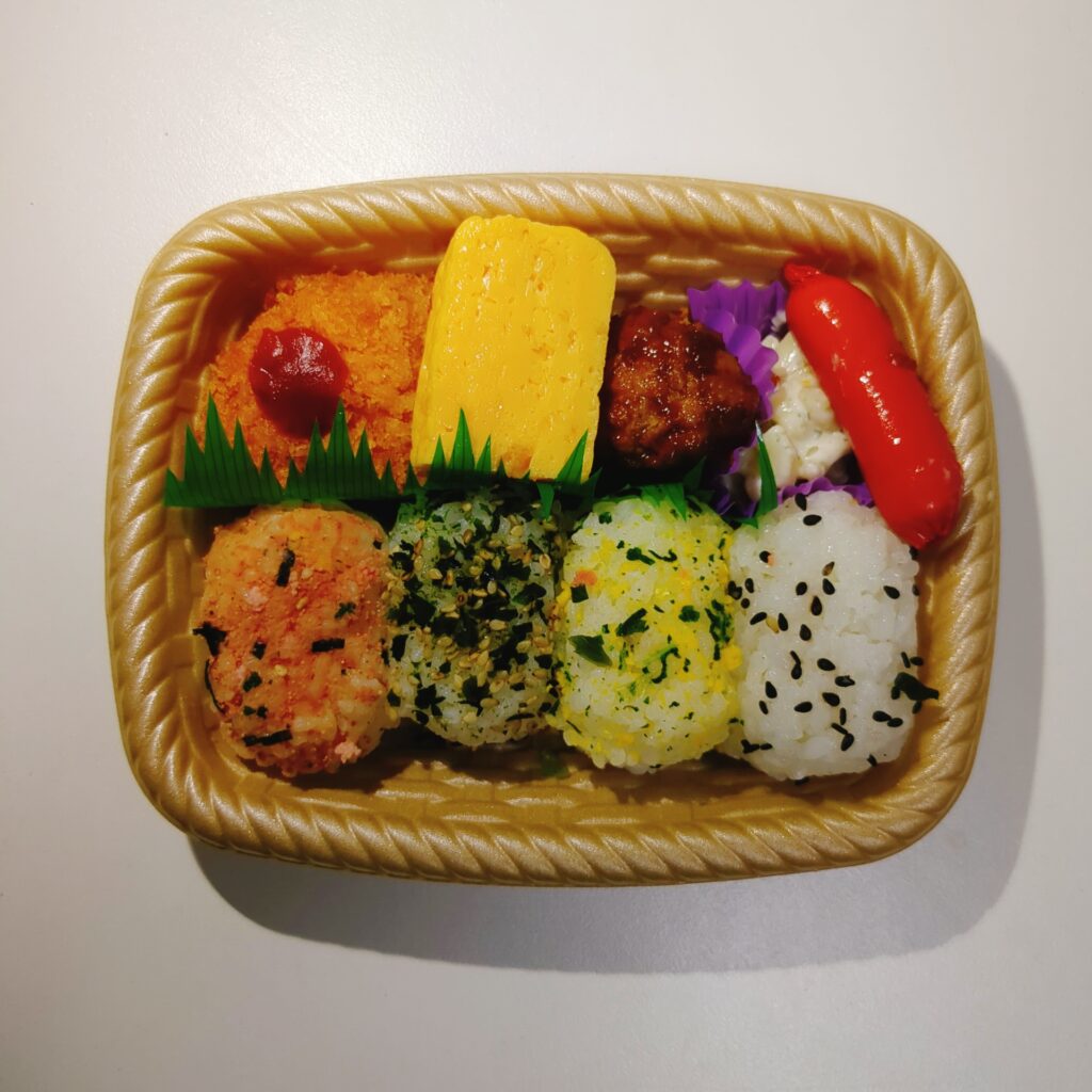 スーパー まいばすけっと 俵おにぎりとおかずセット