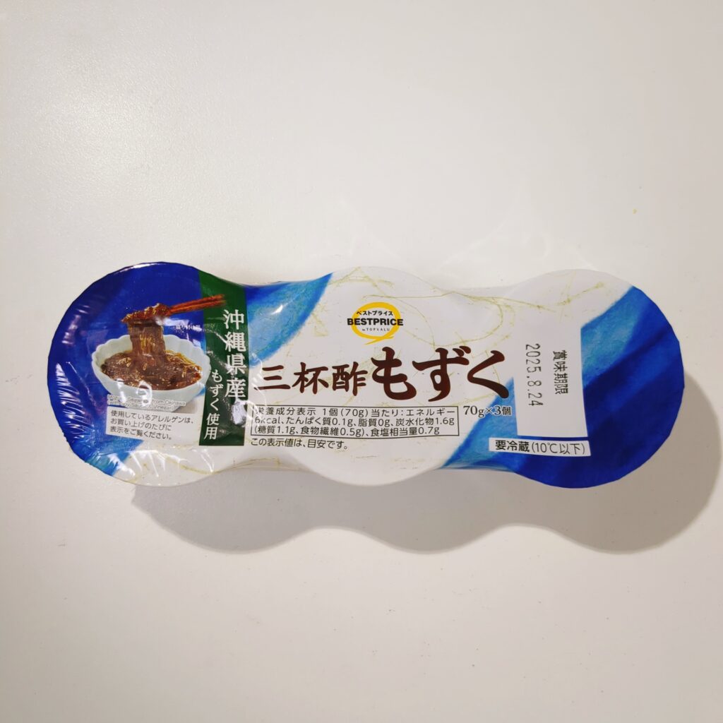 マックスバリュで買ったトップバリュの「三杯酢もずく」をレビュー。国内産のもずくを使用で、安定の品質。
