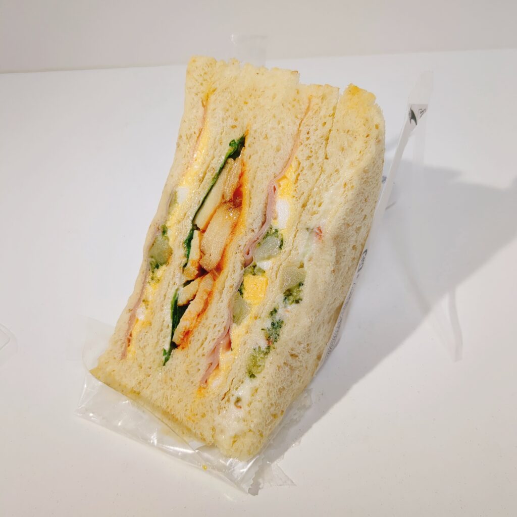 スーパー まいばすけっと 野菜とローストチキンのサンド